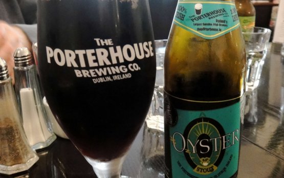 The Oyster Stout produced at Porterhouse (the pub, opened in the centre of Dublin is in 16-18 Parliament Street, tel. +353.1.6798847) is one of the most loved in town. Still, the idea of using oysters to produce stout is no news. You can find many others in the US, France and even in Italy, with Perle ai porci produced by Birrificio del Borgo
