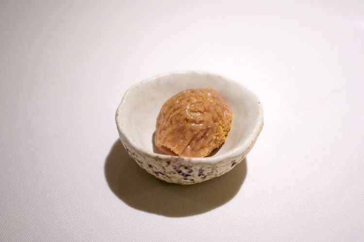 Almond praline with powdered peach (2020)

