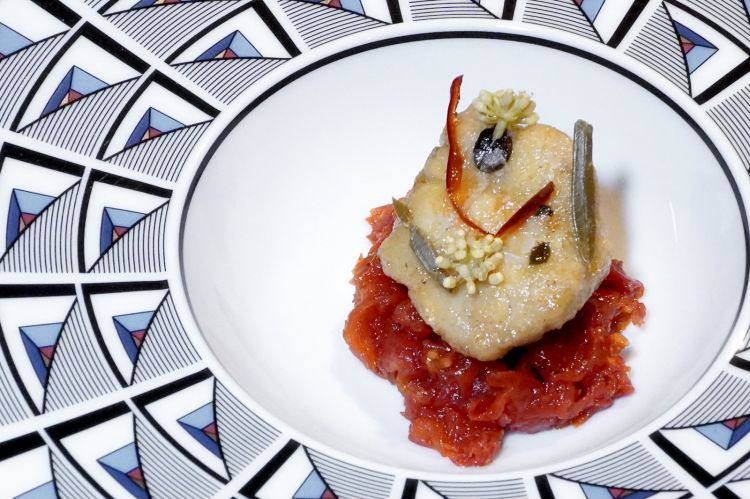 Animella, pomodoro e finocchio di mare con un battuto di pomodoro confit (varietà ramato e datterino), foglie e fiori di finocchio di mare sott'aceto, petali di peperoncino candito. Piatto squisito