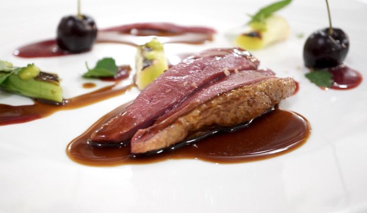Piccione, porro, ciliegie, foie gras, erbe di campo. È cotto alla francese, con il burro. Altro grande piatto, come il successivo...
