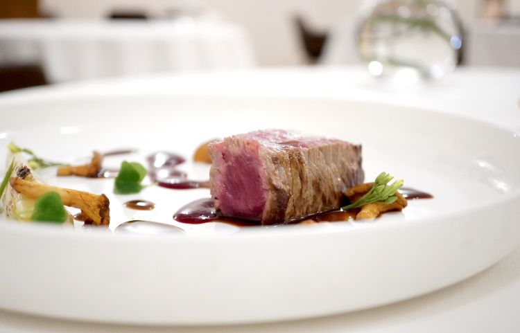 ...Fassona piemontese, indivia all'aceto, funghi, bernese alla liquirizia