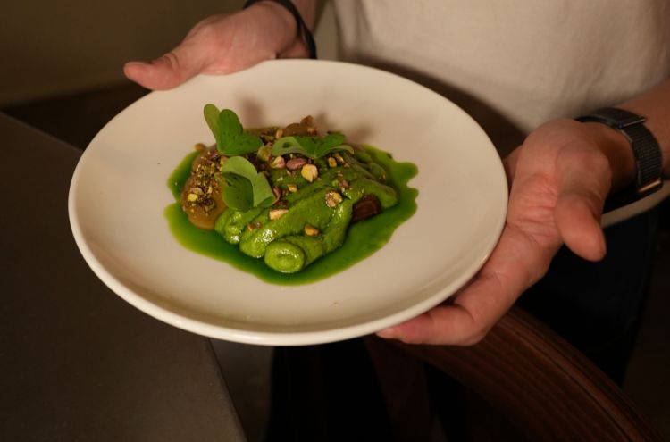 Porro con pesto di rucola e noci, scamorza e pistacchio