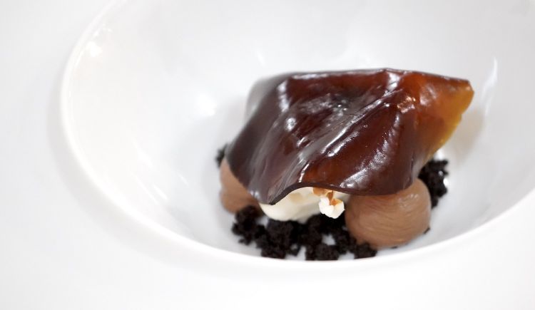 Cioccolato, gelato al rosmarino, intingolo di olio evo e gelatina al caffè