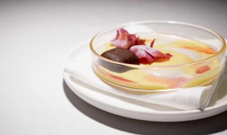 Crema inglese alla vaniglia, crema di porcini, petali di papavero all'alkermes di Santa Maria Novella, cioccolatino al sangue di maiale

