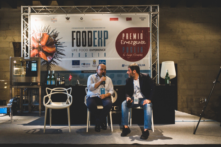 Alessandro Pipero sul palco di FoodExp, mentre dialoga con Rosario Di Donna, patron di U Vulesce di Cerignola (foto Riccardo Melillo)