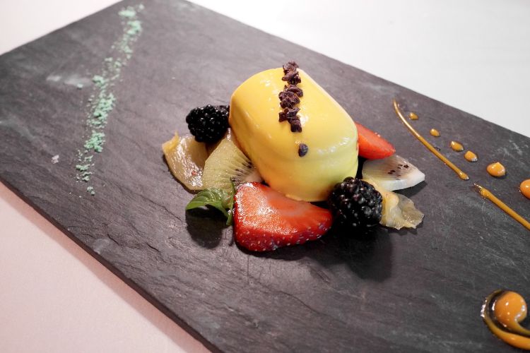 Ritorno al futuro: dessert con crema di cioccolato, zabaione, caffè, gianduia, accompagnato da frutta fresca e marinata
