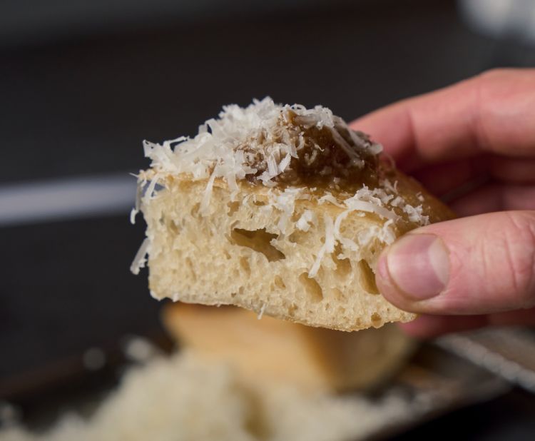 Focaccia con genovese e Parmigiano
(foto Ultra Milano)
