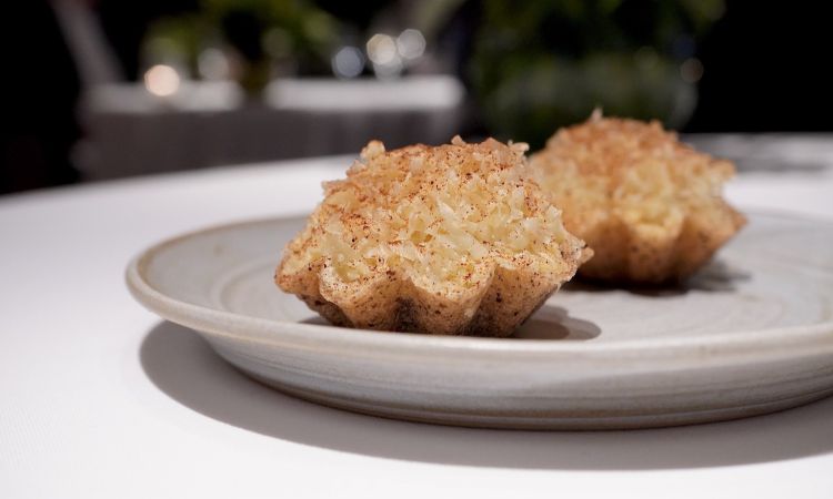 Tartelletta di grano saraceno, crema di sangue di maiale, polvere di cipolla bruciata, "delizia di monte" (si tratta del formaggio vaccino BergGenuss, stagionato un anno affinato dal maestro casaro Hubert Stockner in una grotta naturale nonché vecchio bunker della Prima Guerra Mondiale a San Lorenzo di Sebato, Bolzano, diventato così deposito per la maturazione e lavorazione di squisiti caci a base di latte crudo, 99% di umidità, genussbunker.it)
