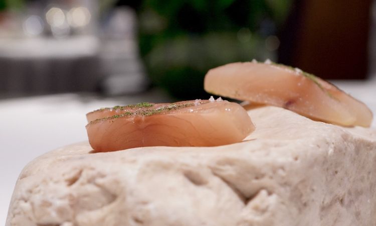 This marinated salmerino (in salt, sugar and dill) and smoked (in the caves used to age speck, hence the notes of juniper) is minimalistic. You must dip it in a fantastic cream of panna cotta reduced up to its caramelisation and served with some grated horseradish.
