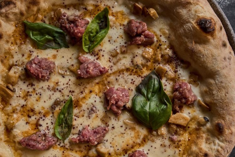 Taleggio, cardoncelli arrosto, salsiccia di Bra, balsamela e sommacco
(foto Ultra Milano)