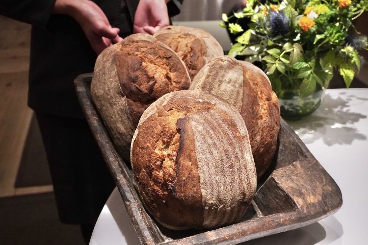 Il pane. È di farina mista di farro, frumento e segale, lo produce una cooperativa di Gries che si occupa dell'aiuto ai bambini disabili. Due le lievitazioni: la prima di giorno a temperatura ambiente, la seconda di notte a 3-4°. Ha pochissimo glutine...
