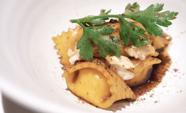 Ravioli with bagoss, onion and chicory coffee. A perfect dish, tasty, fully deserving three stars. It’s seasoned with oil aromatised with walnuts, peeled nuts and powdered Sarcodon mushrooms
