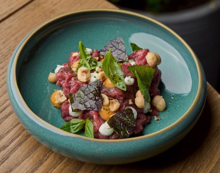 Tartare di scottona, nocciole, caprino, sriracha
(foto Ultra Milano)