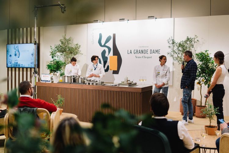 Il team di Altatto in azione durante la lezione di Garden Gastronomy a Identità di Champagne
