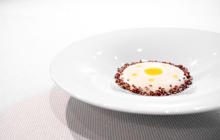 Spuma di patate, uovo pochée al tartufo nero, crumble al cacao, quinoa soffiata e olio del Garda alle erbe