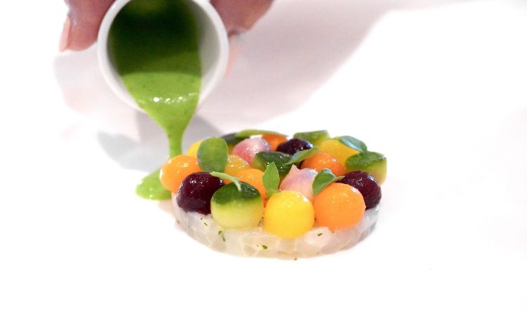 Calamari come in natura, verdure cotte in brodo ristretto di pesci bianchi e salsa agra al mortaio. Le verdure sono zucchina, barbabietola, carota, la salsa a base di alga e uovo