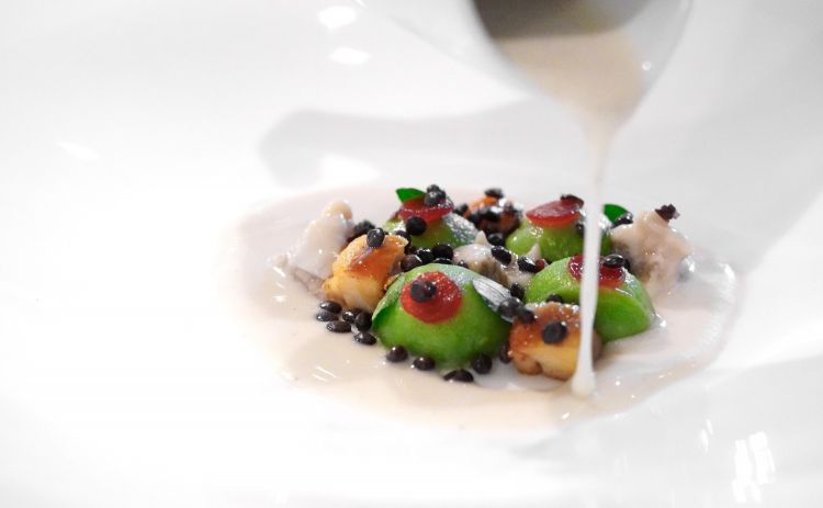 Ottimi i Bottoni di prezzemolo, salsa di ostriche Gillardeau, alette di cappone, scalogno di agrodolce e lenticchie nere soffiate. Il plus è dato dall'idea delle alette di cappone, per la serie: ma che c'azzecca? Invece danno personalità, originalità e completezza al piatto