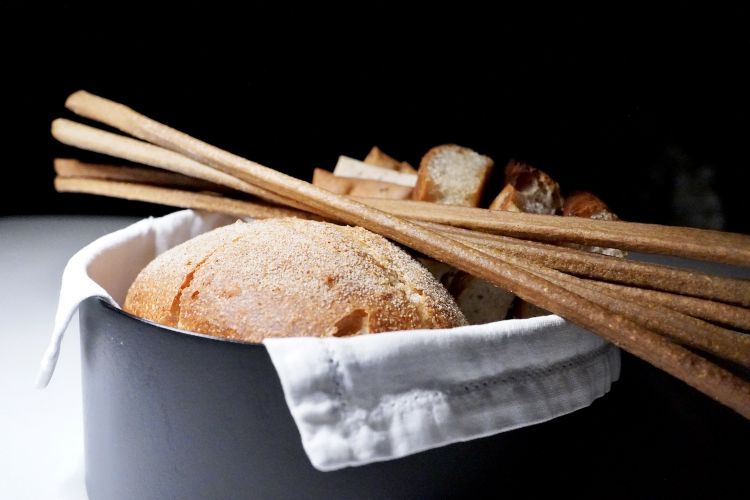 I lievitati: crackers all'origano e rosmarino, grissini al grano arso, pane al lievito madre, ciappe