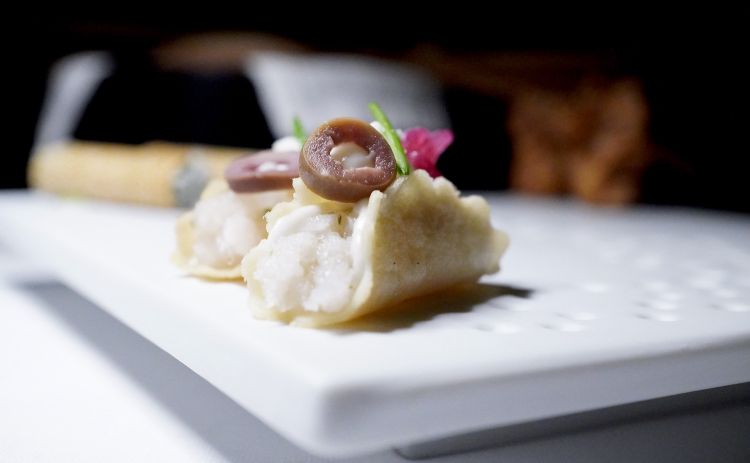 Crespelle di ceci, nasello alla verbena, oliva taggiasca, erba cipollina, cavolo rosso marinato, maionese al limone