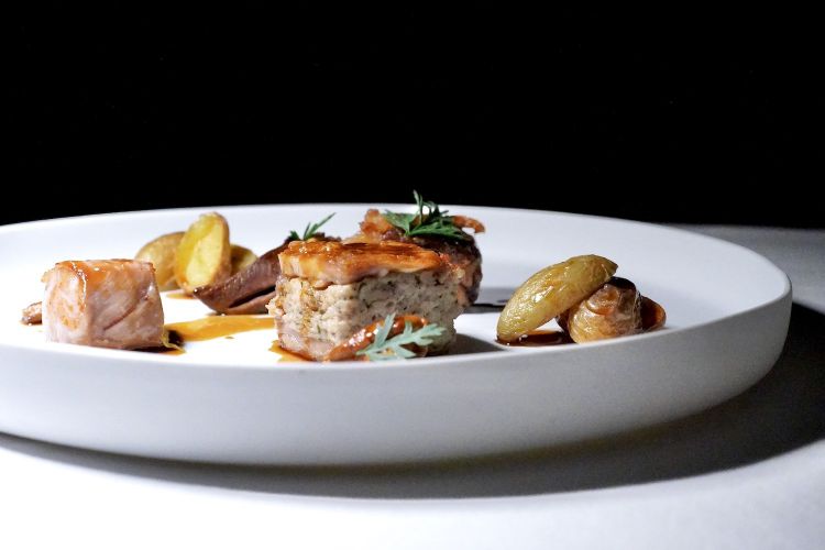 Delizioso il Capretto arrosto, fricassea della sua pancia e spalle, animelle, finferli, patate novelle, fondo di capretto e timo