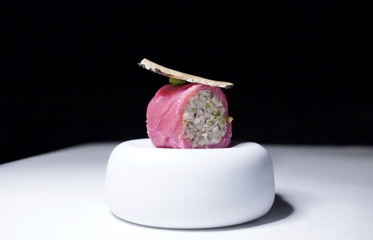 La cima ligure secondo Giorgio Servetto, tra mondo dolce e quello salato, tra tradizione locale e concetti esotici (ricorda un gunkan): carpaccio di fassona piemontese, ripieno alla genovese (carni bianche, uovo, prezzemolo, erbette, parmigiano, tartufo nero)