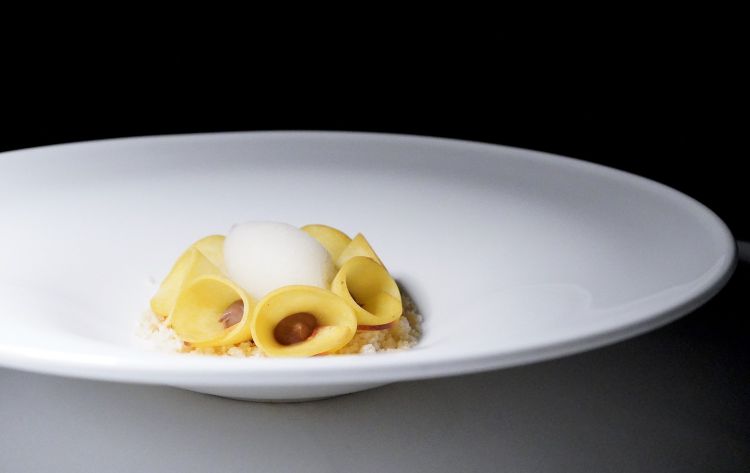 Pesca ripiena: crema di pesca tabacchiera, crumble di amaretto del Sassello, cremoso di cioccolato fermentato al passion fruit, quenelle di granita di Moscato
