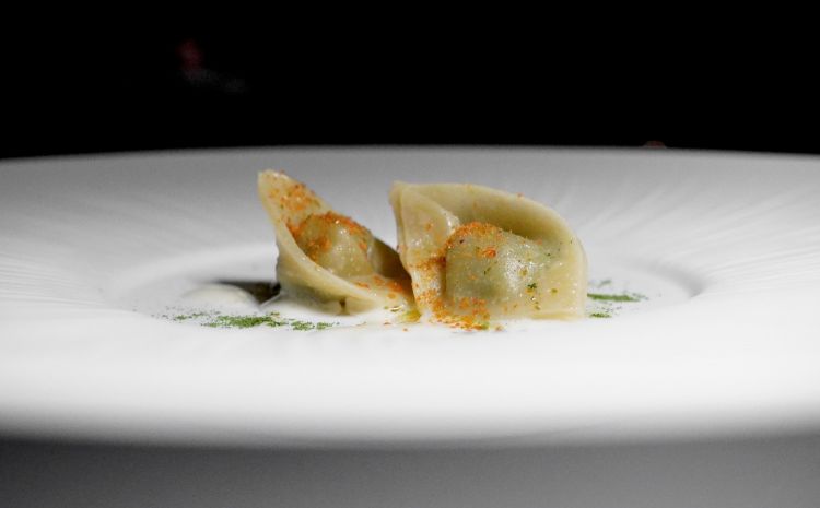 Pansotti ripieni di biete e coste, crema all'aglio e peperoncino