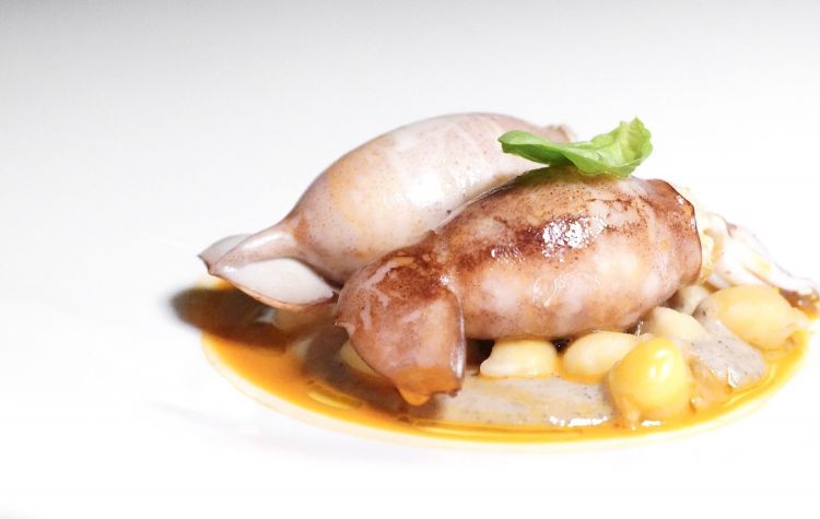 Totani locali, gamberi viola di Sanremo in carpione di agrumi del giardino, ricotta fermentata di pecora brigasca, melanzane, ceci di nucetto, dragoncello