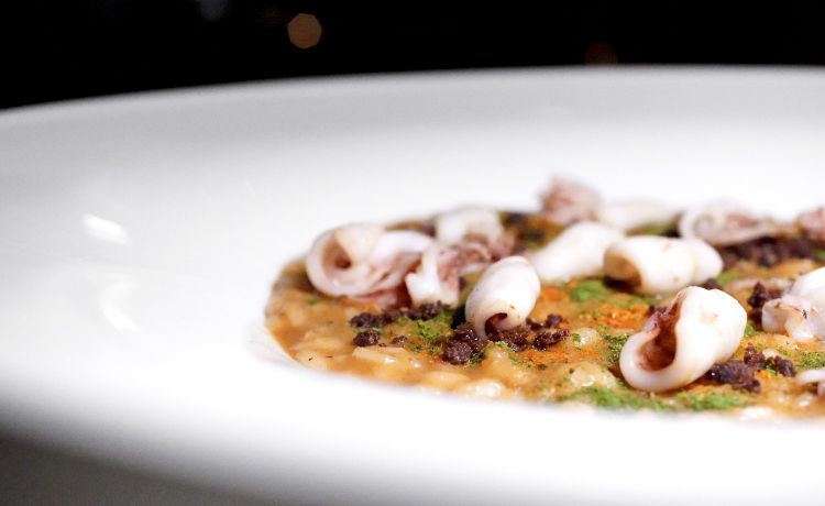 Carnaroli Riserva San Massimo, fondo di moscardini e totani, fragolini locali, pomodoro, peperoncino, terra di olive taggiasche
