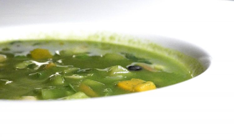 Minestrone: 15 ortaggi e legumi di stagione, erbe aromatiche dell’orto, il nostro pesto di basilico di Prà
