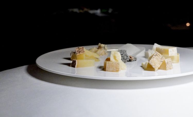 Assaggio di formaggi liguri (quasi tutti dal parco del Beigua, tranne quelli da latte di pecora brigasca): robiola di capra del Beigua, colma (un formaggio stagionato a pasta morbida, metà strada tra un brie e un erborinato), brusin (una toma vaccina stagionata 60 giorni, acidula), gassa (formaggio stagionato di latte vaccino affinato nelle erbe aromatiche in grotta), rasté (un formaggio del Beigua, vaccino, 30 mesi), toma di pecora brigasca (sei mesi di stagionatura), ciucco (toma vaccina affinata nelle vinacce), blu del Lavagè con le nocciole, blu del Lavagè classico, bruscio di pecora (una ricotta fermentata di pecora)