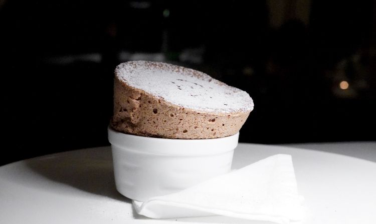 Soufflé al cioccolato, gelato fior di latte del Sassello, amarena