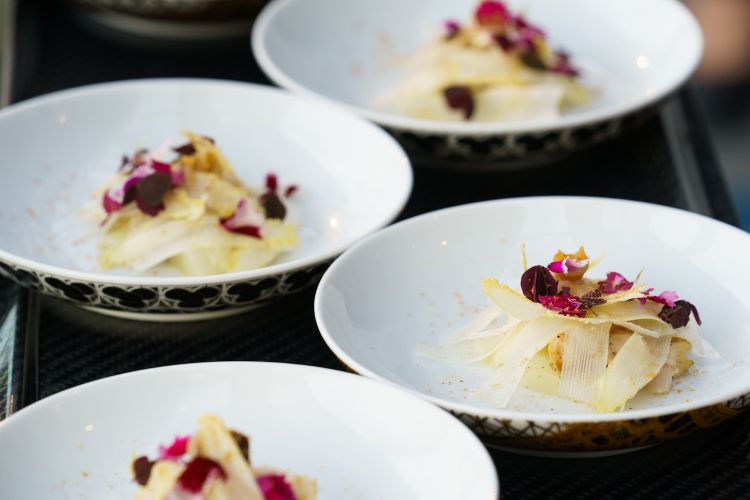 Il piatto di Hélène Darroze: Asparagi bianchi "Belles du Marsan", triglia, buccini e bottarga (il buccino è un mollusco)
