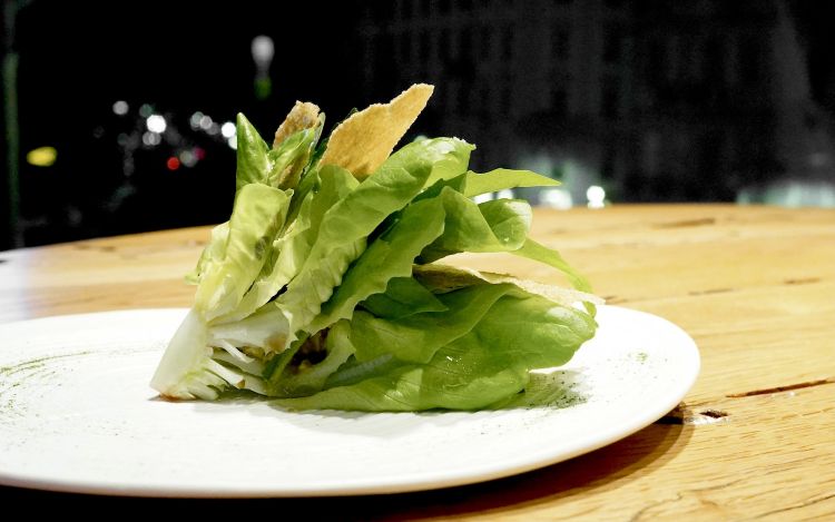 Sempre delizioso il Bouquet d'insalate con crema di pistacchi e chips di amaranto
