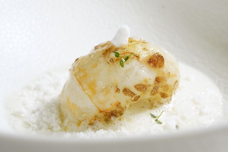 Coda di scampi di Mazara del Vallo, dulce de leche, granatina di cedro. Piatto eccezionale per pulizia, delicatezza, armonia. Quasi soffuso: giochi raffinati di temperature e consistenze
