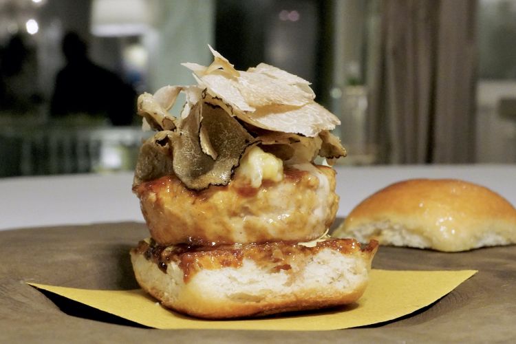 Il nuovo Tartuburgher: hamburger di vitello, fonduta di robiola di Roccaverano, porri stufati al tartufo, tartufo nero e bianco, lattughina
