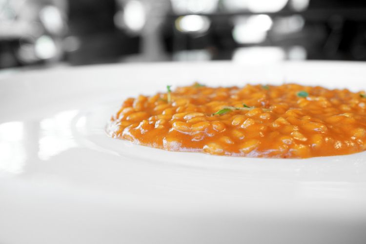 Altro gran piatto: Risotto al peperone rosso di Carmagnola, cocco e 'nduja. Accostamento coraggioso e poco territoriale, ma perfettamente riuscito, tra note che si bilanciano in modo suadente
