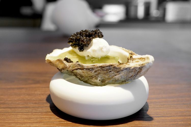 Ostrica irlandese, gel di mela verde, panna acida e caviale