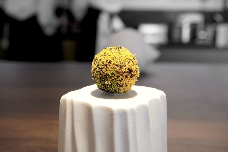 Bon bon con ragù di polpo e tre impanature: al pomodoro, al prezzemolo alle e olive