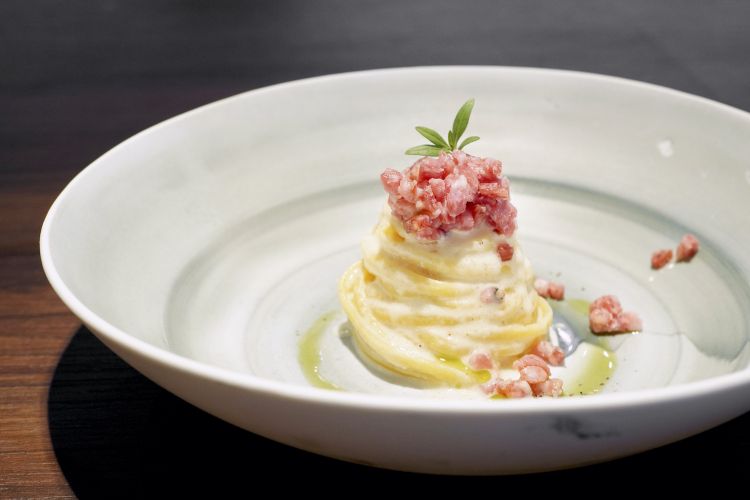 Linguine al limone, crema di pecorino pugliese, luganega, pepe di Sichuan, olio al finocchietto. La "carbonara" di Lo Basso, realizzata con le sue linguine al limone, realizzate con polvere e succo di limone