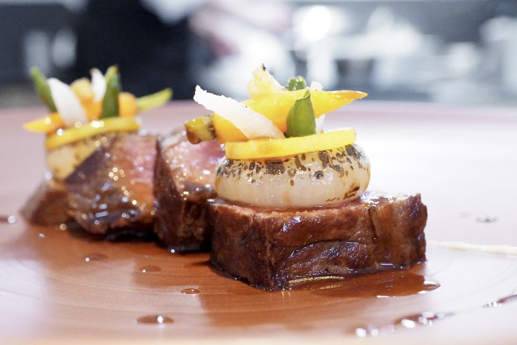 Wagyu australiano, crema di topinambur, cipolla borettana, jus di verdure