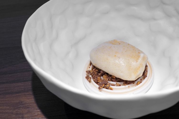 Bavarese di mandorle, crumble di corn flakes e cioccolato al latte, granita di caffè