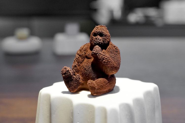 Il gorilla, simbolo del Felix Lo Basso Home&Restaurant, diventa uno dei petit fours, un gianduiotto alle arachidi
