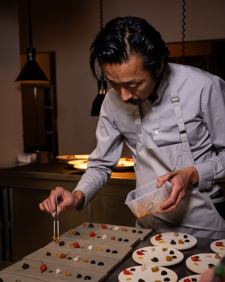 Lo chef Atsushi Tanaka in uno scatto di Vincenzo Moraca