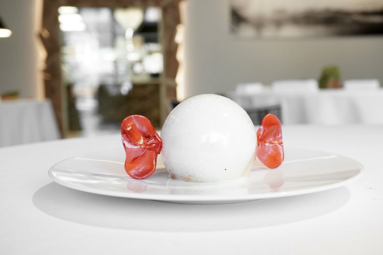 The "sweet" that can be usually found inside the pignatta is on the side: Candyfloss sphere, mousse of bergamot and rosemary, blood orange sorbet, hazelnut biscuit. A great dessert
