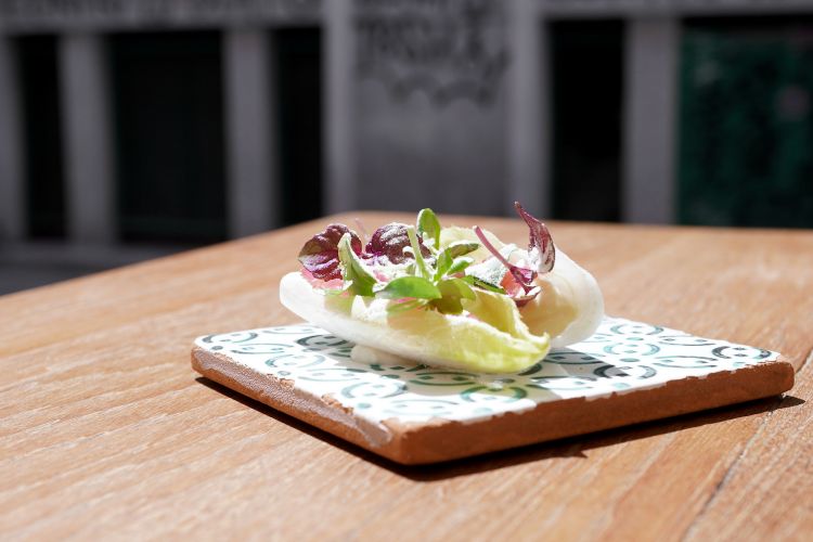 Indivia, maionese al miso, cipolla rossa caramellata