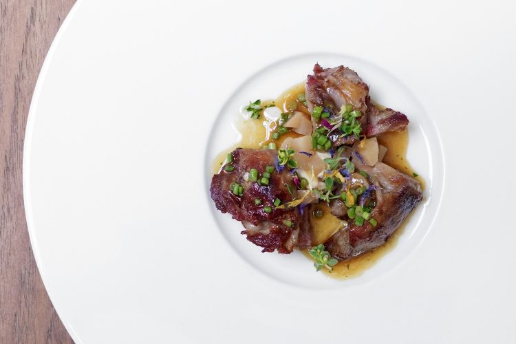 Agnello in tre declinazioni (o quattrro). La prima: Agnello alla brace, salsa di lievito di birra, mela cotogna in conserva