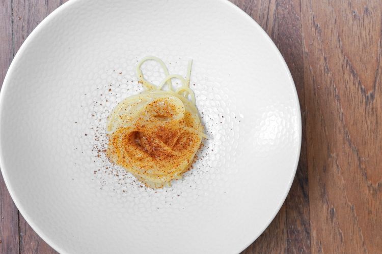 Dopo l'agnello, a chiudere la parte salata sono questi Spaghettini con acqua di pasta fermentata e polvere di miso di cicerchia