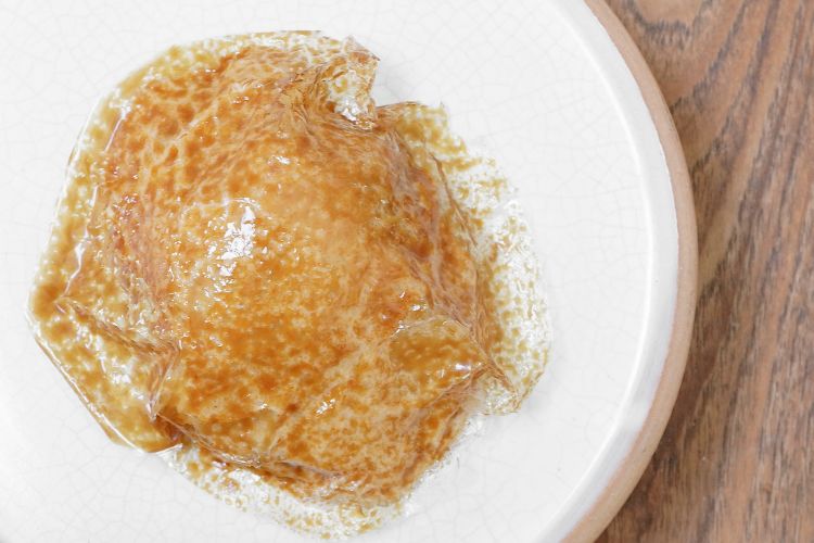 Pane ai cereali: ovulato con muscovado, spuma di pane raffermo, gelato di Tumminia fermentata e crumble di pane. L'ovulato è una lamina di farina di cereali e acqua, by Ferran Adrià