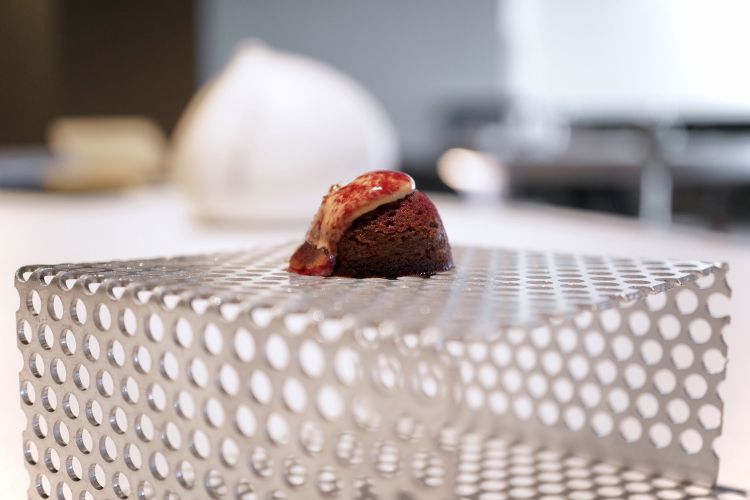 Financier con crema al cassis e missoltino